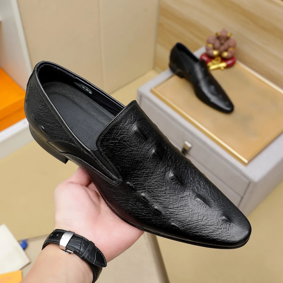 Men's shoes 💰540 💰 Louis Vuitton LV ® Autumn and Winter 🆕 models 🔛Full shoe counter First layer cowhide, 🐂leather lining casual shoes for men, super soft outsole, essential for driving. Counter synchronized original first layer cowhide completely 1:1 mold customization 🌹Top version, 2 colors optional! Number: 38-45 (37.46. Customized)